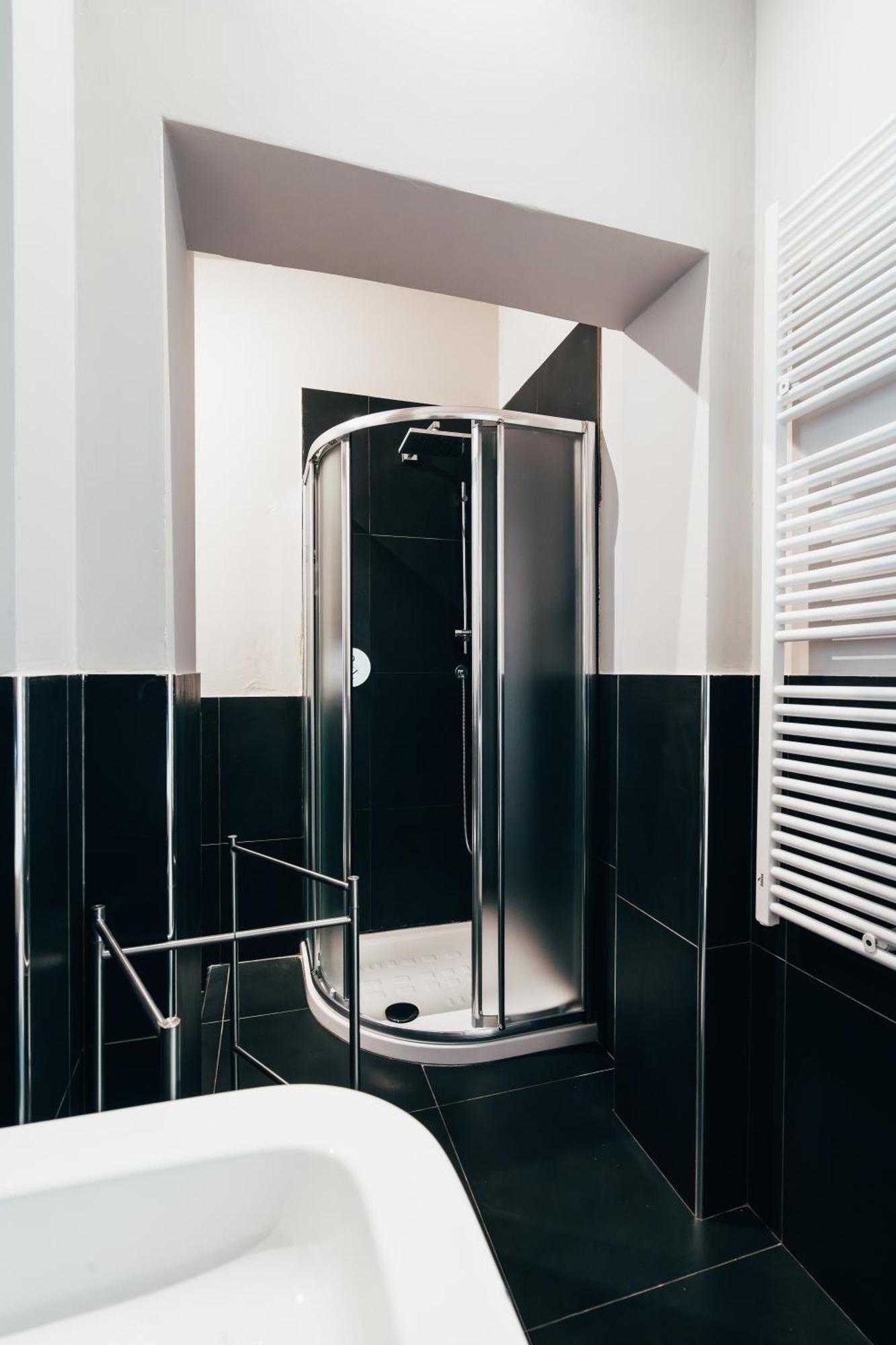 Bologna Suites - Private Bathroom מראה חיצוני תמונה